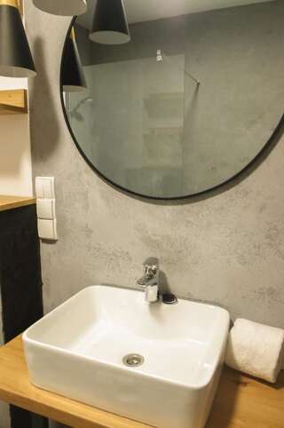 Отель Pokoje Hotelowe LUPUS Голдап Трехместный номер с собственной ванной комнатой-3
